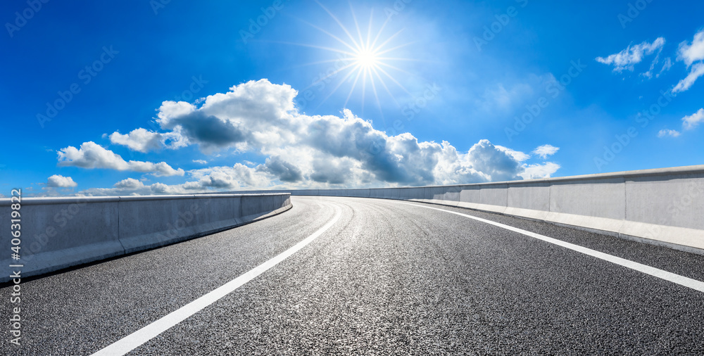 空旷的柏油路和蓝天白云。道路背景。