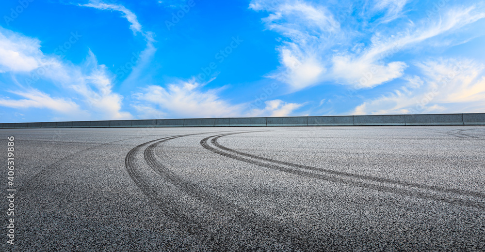 沥青赛道道路和天空云朵。道路地面背景。