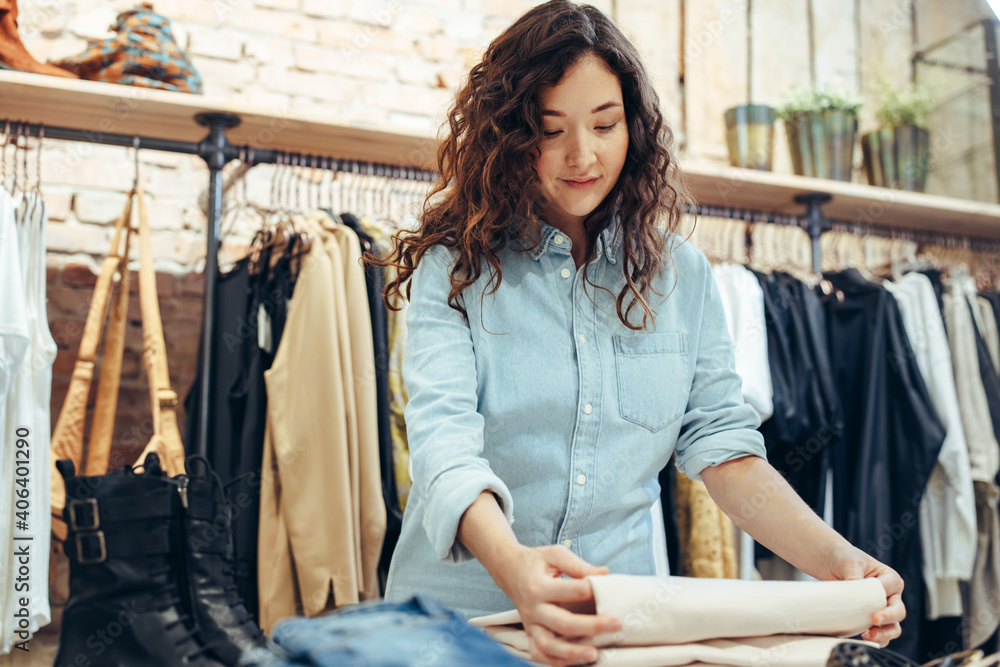 女人在服装店购物