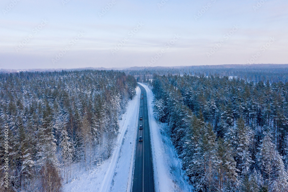 冬季道路和森林鸟瞰图。空中的自然冬季景观。森林和