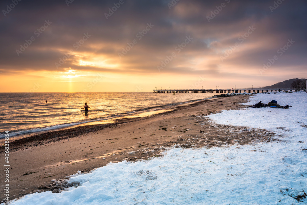 波罗的海，日出时Gdynia Orlowo令人惊叹的雪地海滩。波兰