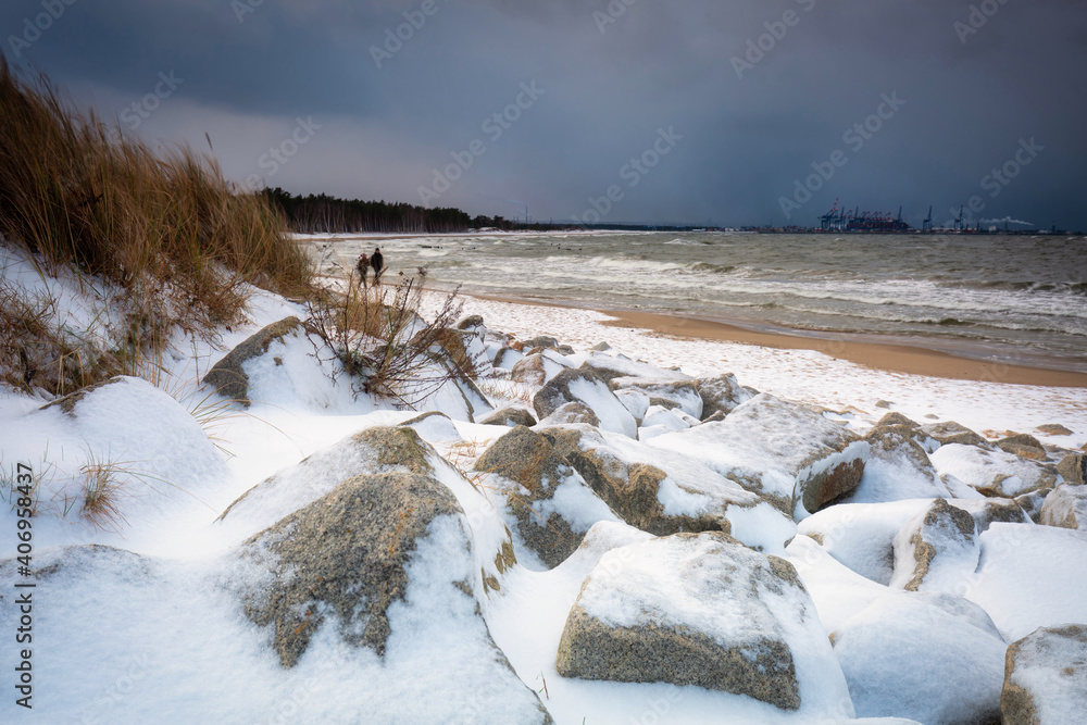 波兰格但斯克波罗的海被雪覆盖的海滩的冬季景观