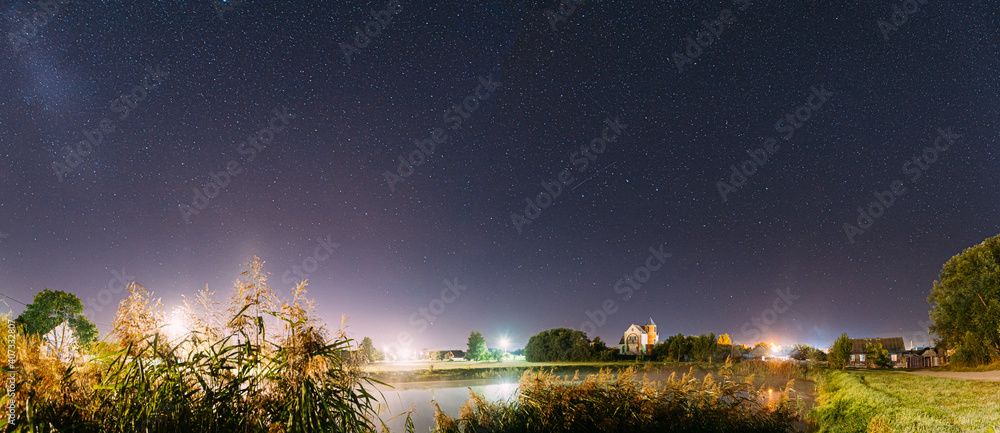 村庄房屋附近的河湖蒸发全景。Wi湖上的夜空