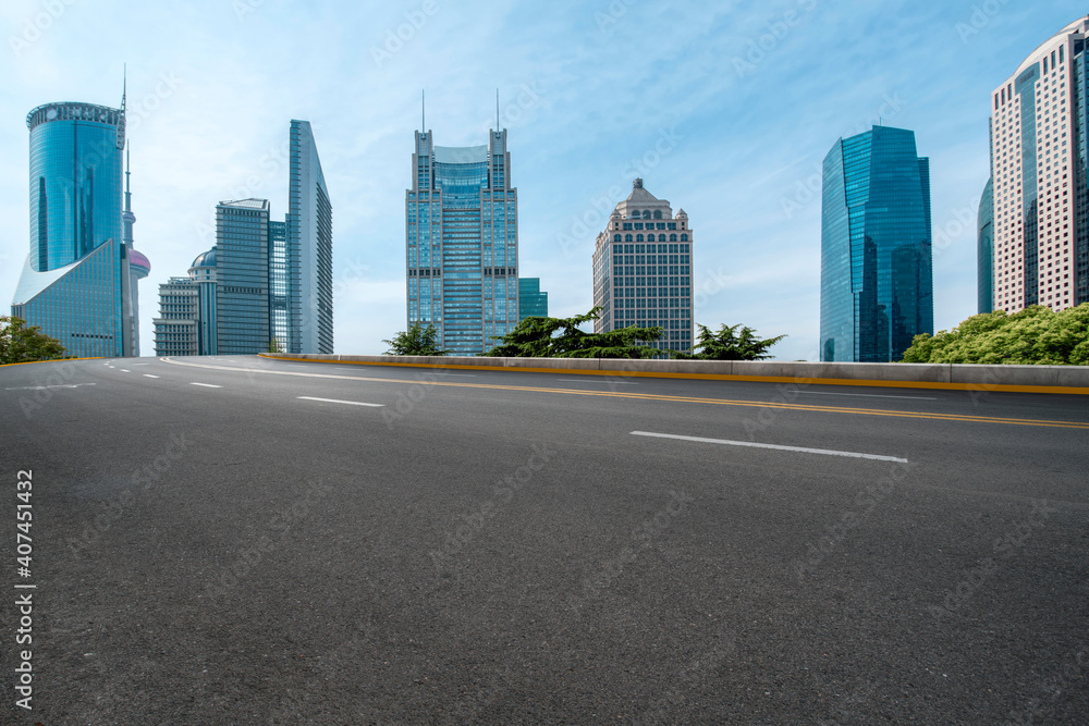 中国现代城市的道路和建筑景观。