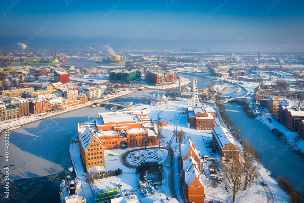 波兰雪冬莫特拉瓦河上的格但斯克美景