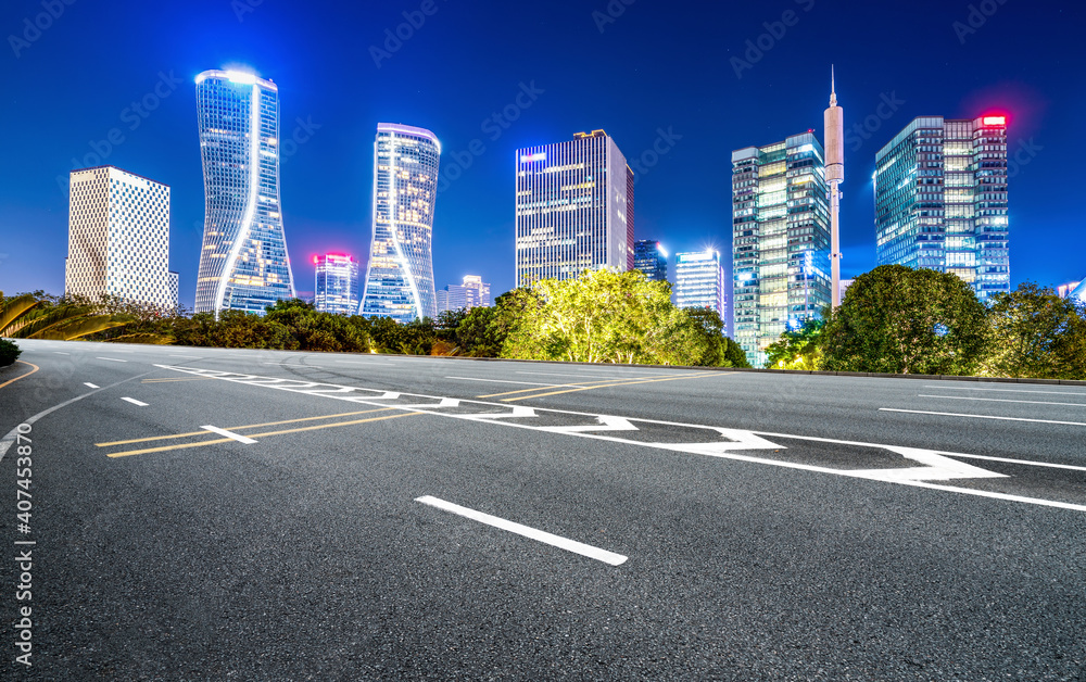 中国现代城市的道路和建筑景观。