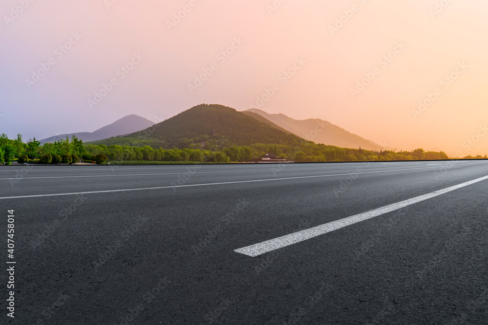 道路地面和室外自然景观。