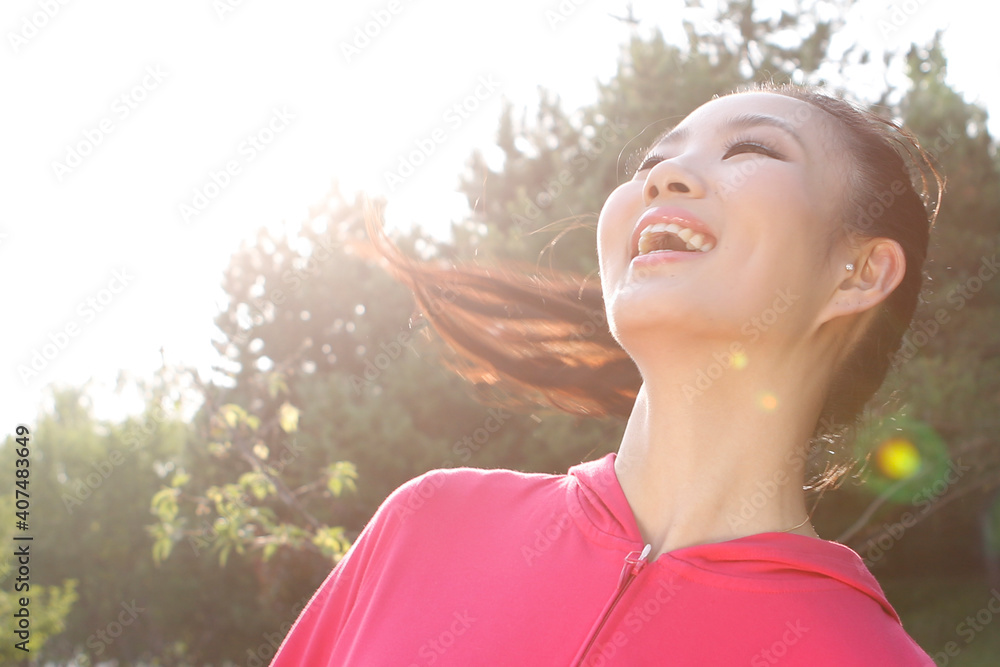 户外年轻女性的肖像