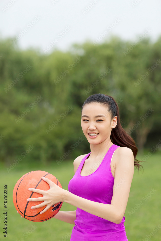 拿着篮球的年轻女子