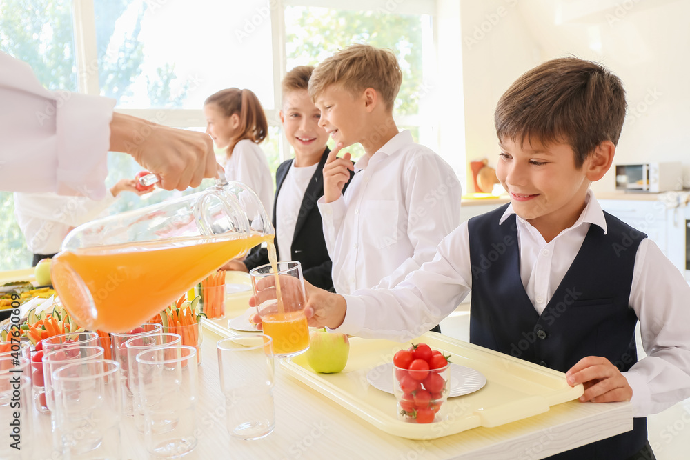 学生在学校食堂吃午饭