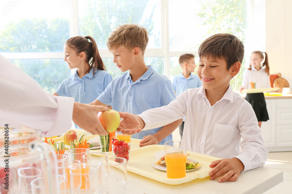 学生在学校食堂接受午餐