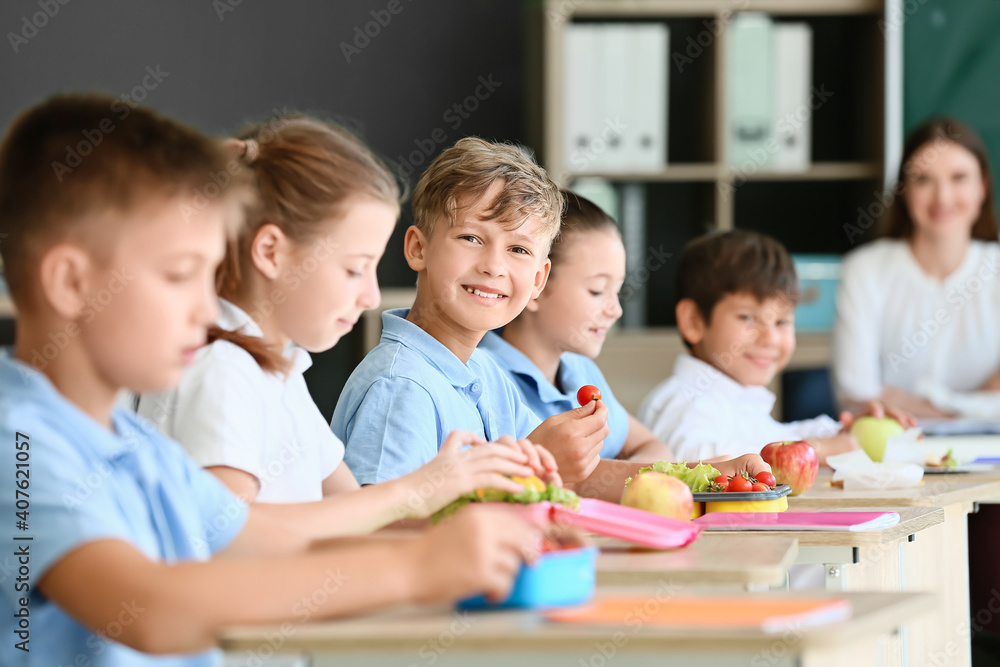 学生在课堂上吃健康午餐