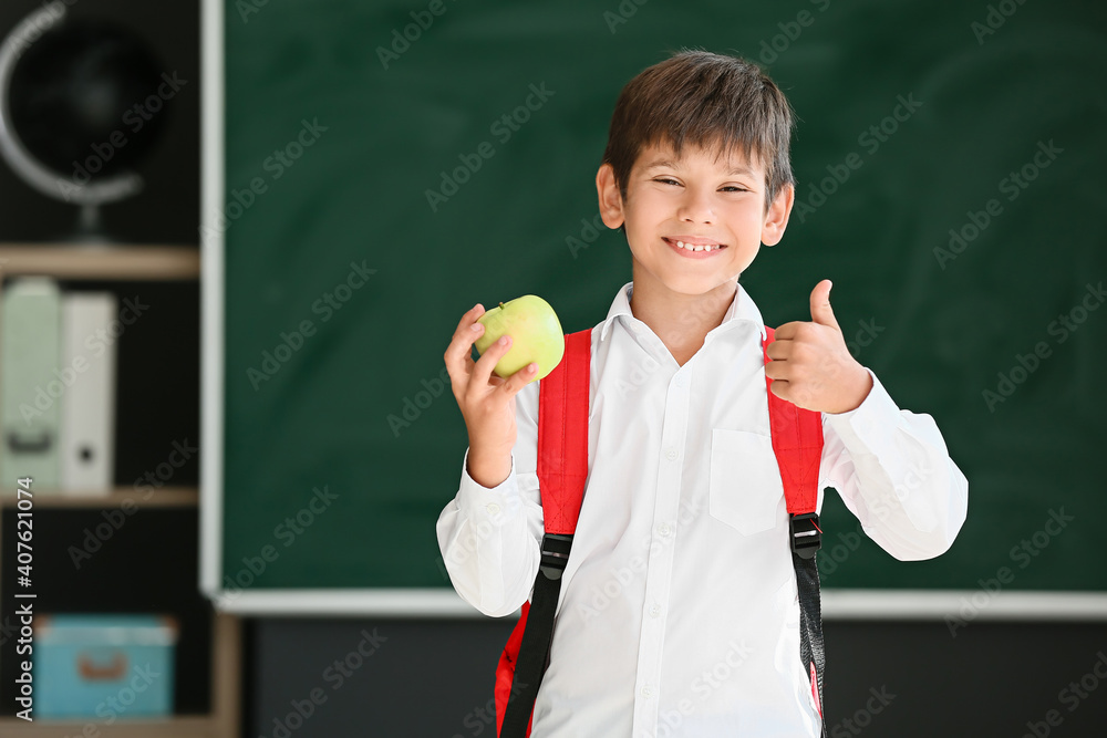 学校里背景模糊的男生拿着苹果