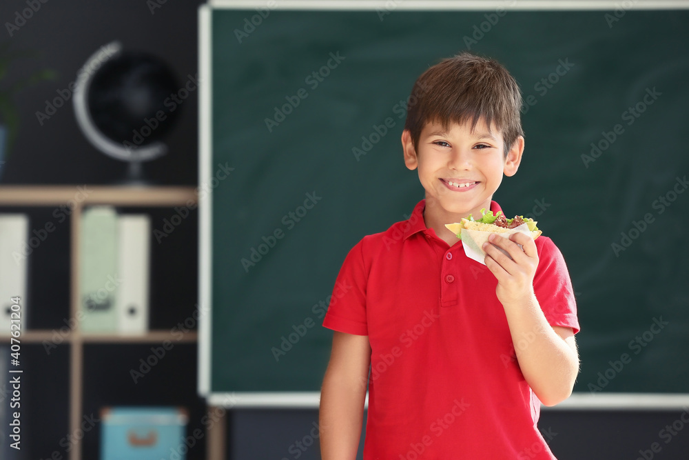 学校里背景模糊的三明治男孩