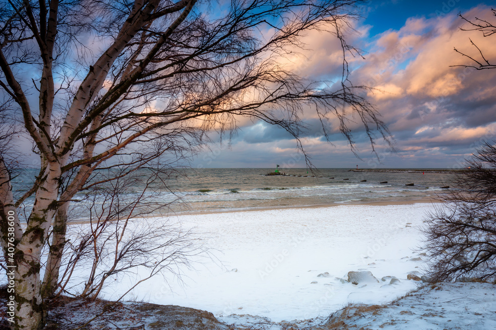 波兰格但斯克波罗的海冰雪覆盖海滩的冬季景观