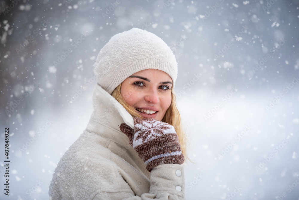 雪中冬日的美女