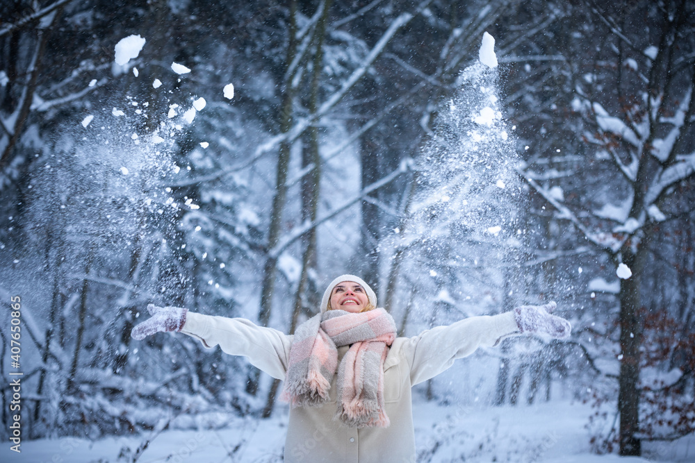 享受冬天的女人玩雪