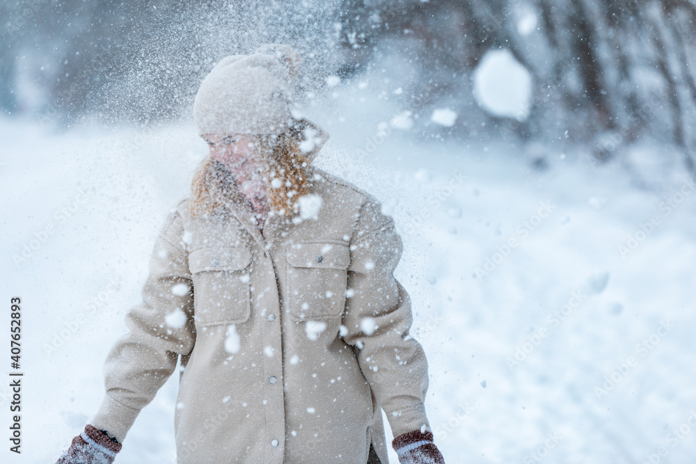 快乐女孩在户外玩雪