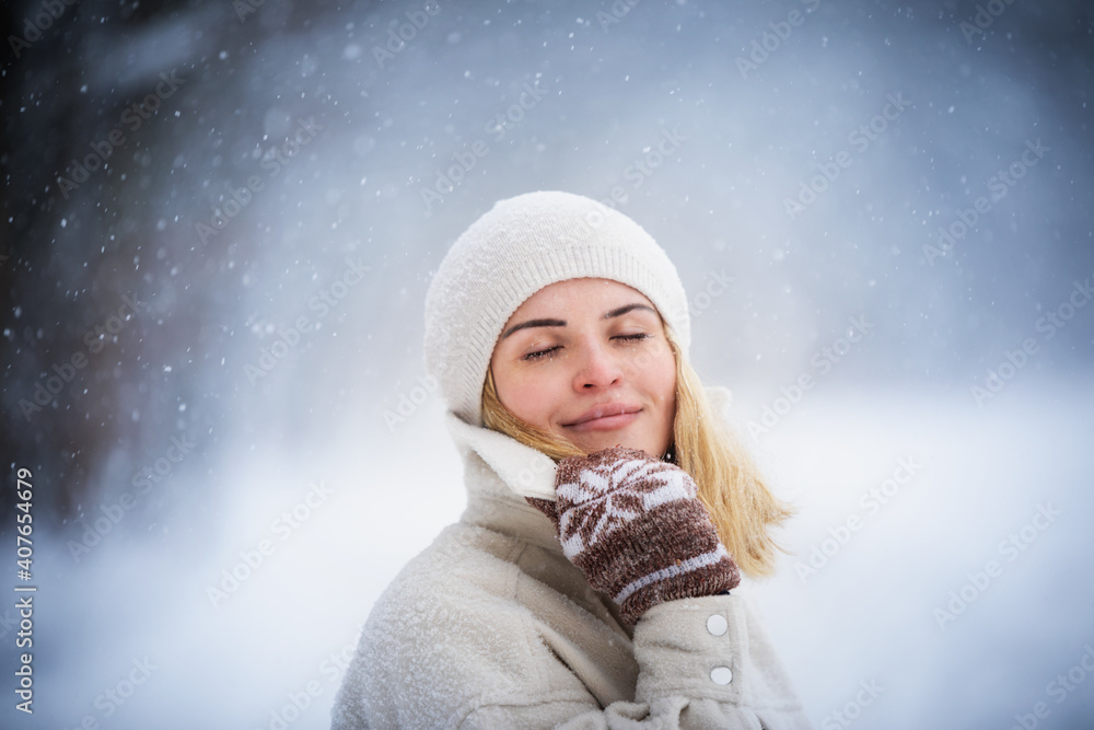 微笑的女人在户外雪地里享受冬天