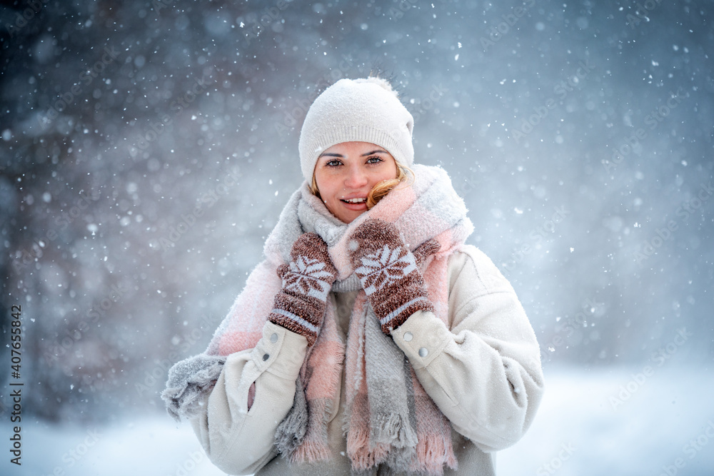 雪地公园里年轻女子的冬季画像