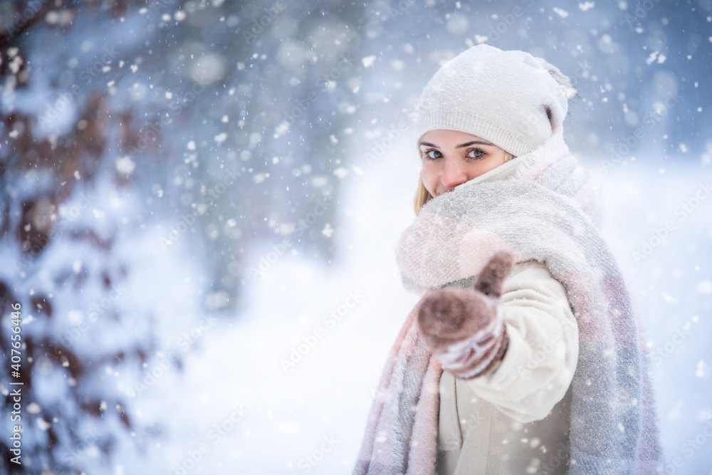 女人邀请你在雪地里冬天散步