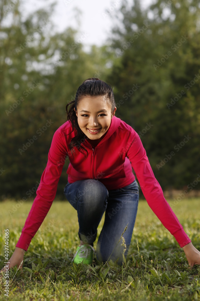 东方女青年户外跑步