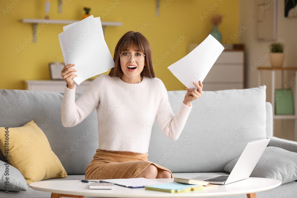 压力重重的年轻女子试图在家里赶最后期限