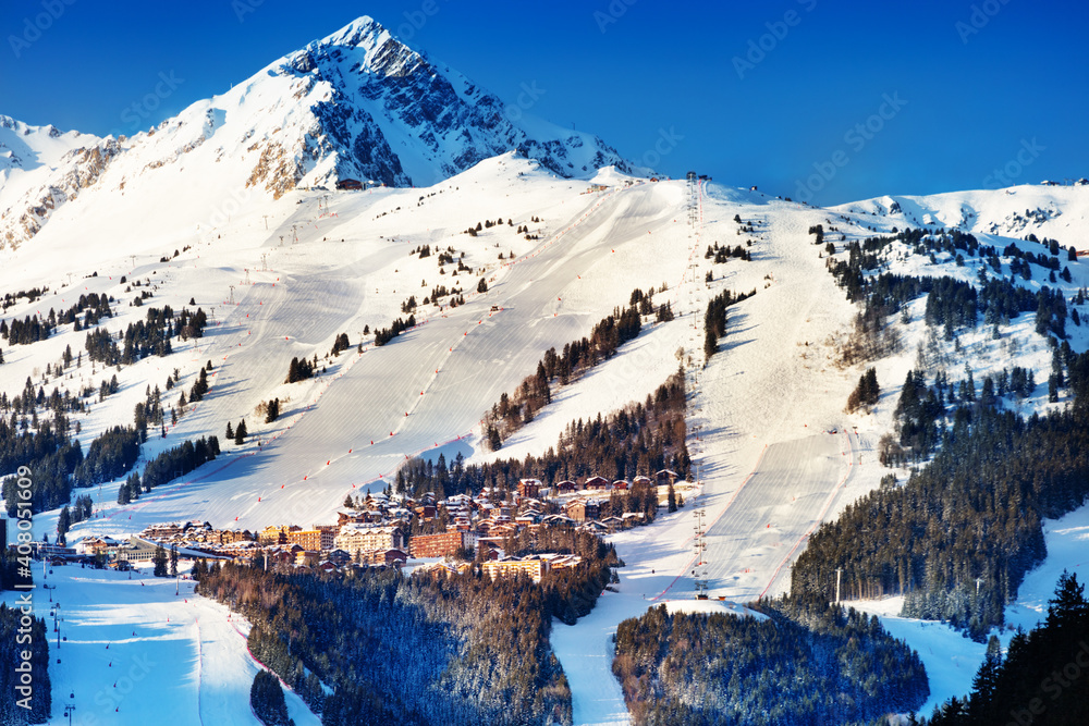 法国Courchevel滑雪场斜坡村，阿尔卑斯山山谷，山峰和蓝天