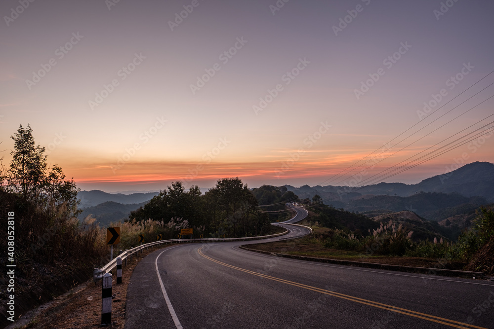 泰国北部山区弯道上的道路。