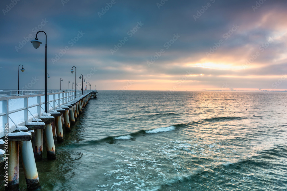 波兰波罗的海Gdynia Orlowo的美丽木码头，在下雪的冬天