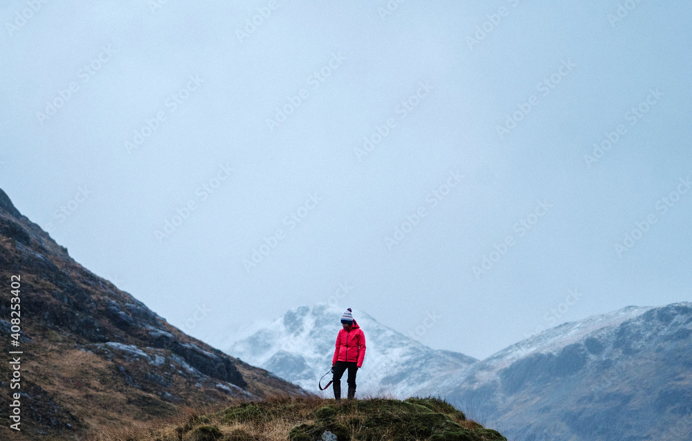 苏格兰Glen Etive山顶上的女摄影师