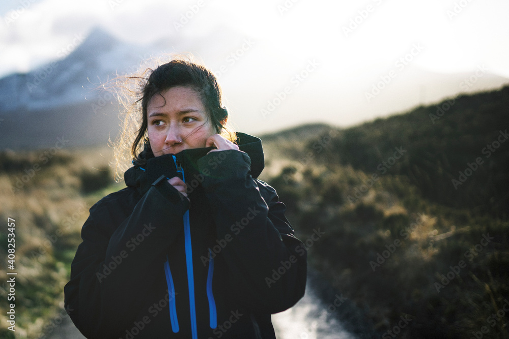 苏格兰Glen Etive路上的女人