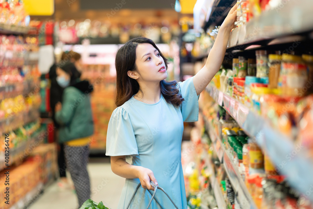 年轻女孩选择在超市买食品