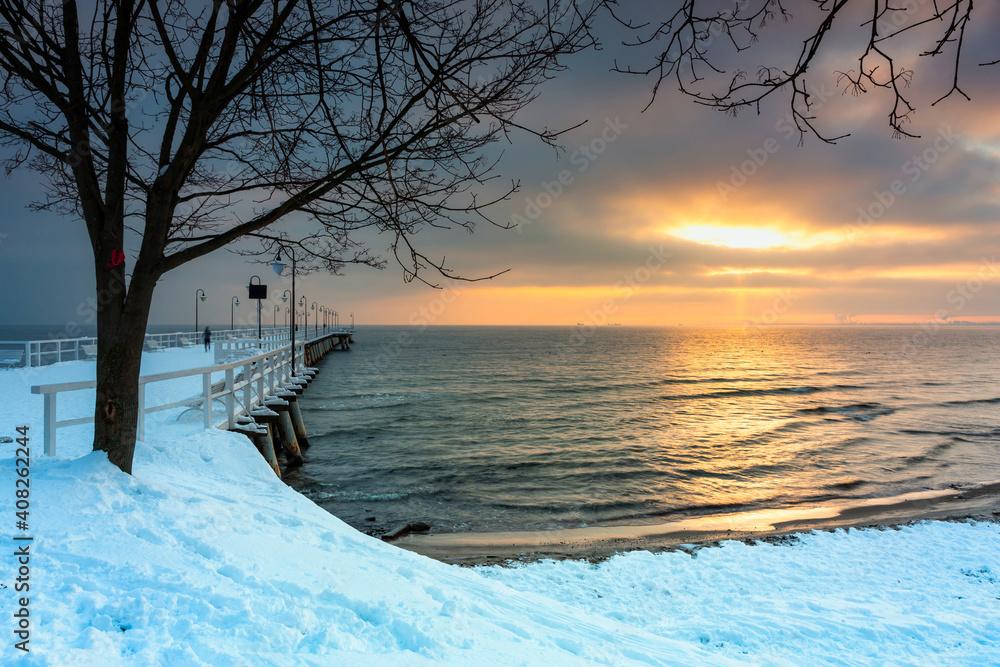 波兰波罗的海Gdynia Orlowo的美丽木码头，在下雪的冬天