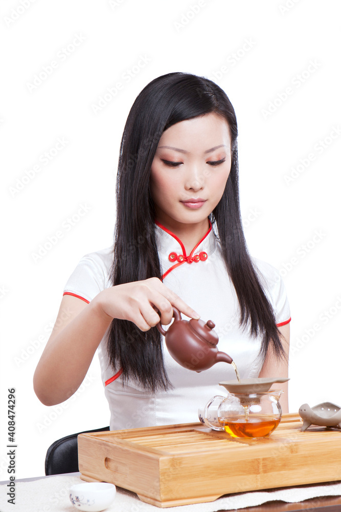 穿上古装东方年轻女子准备参加茶道