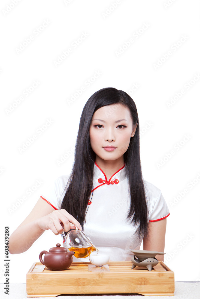 穿上古装东方年轻女子准备参加茶道