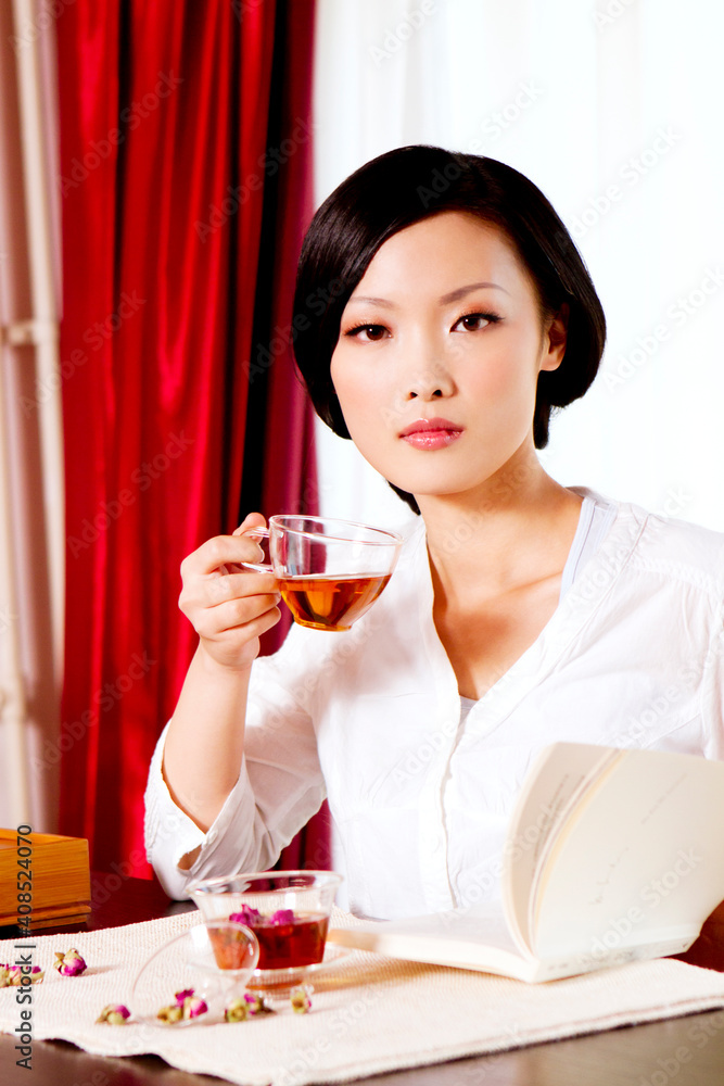 The young woman in the tea to read a Book