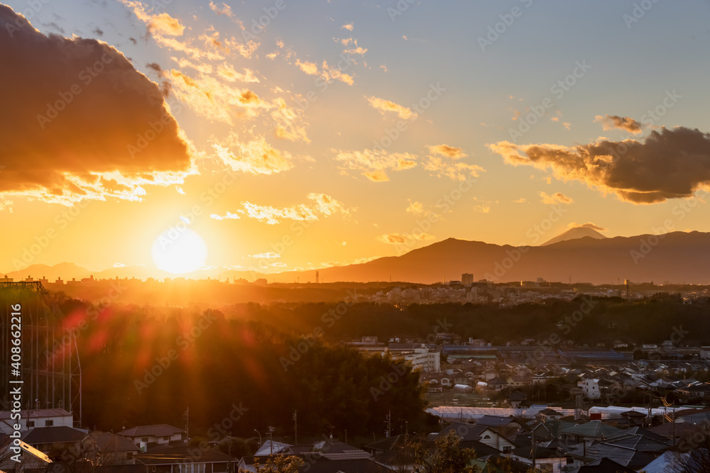 横浜郊外から見る夕暮れの空と山脈の景色