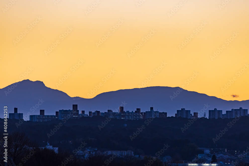 横浜郊外から見る夕暮れの空と山脈の景色