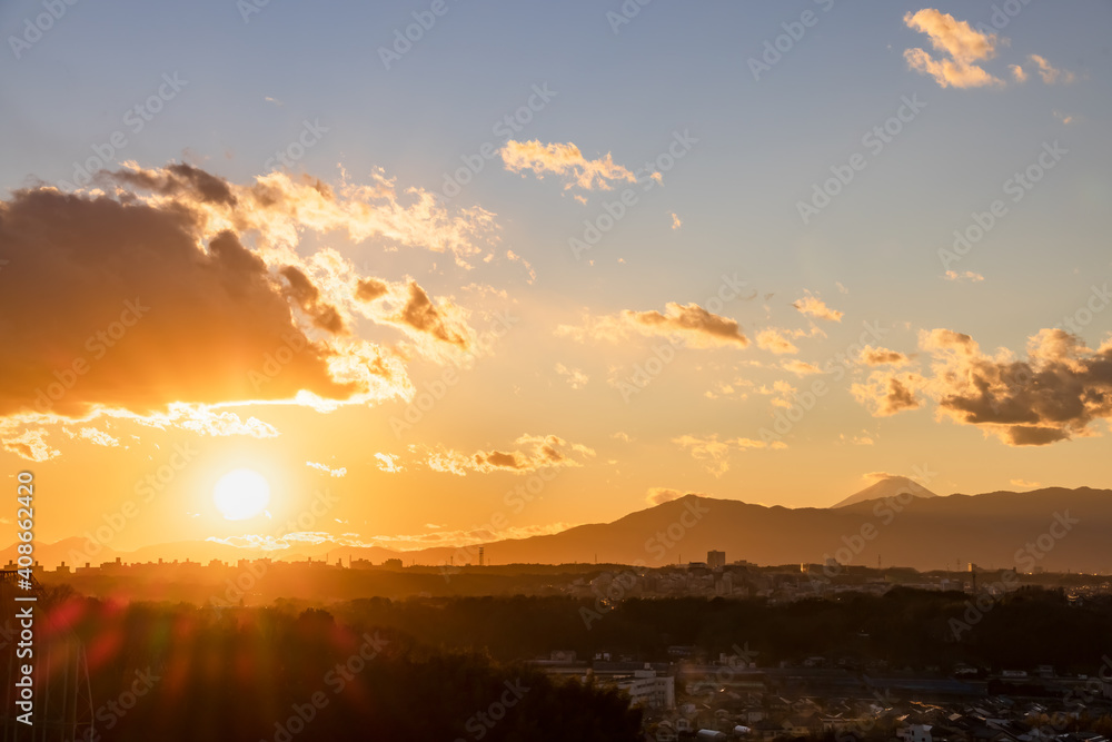 横浜郊外から見る夕暮れの空と山脈の景色