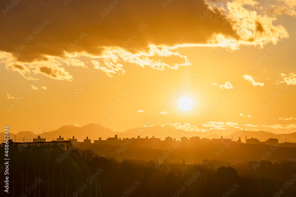 横浜郊外から見る夕暮れの空と山脈の景色