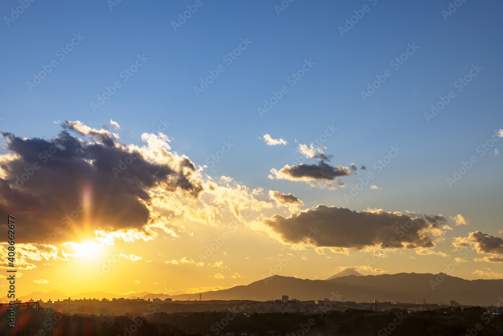 横浜郊外から見る夕暮れの空と山脈の景色