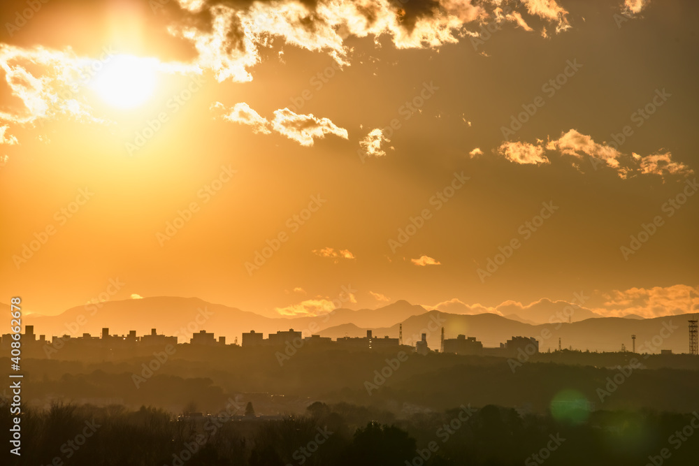 横浜郊外から見る夕暮れの空と山脈の景色