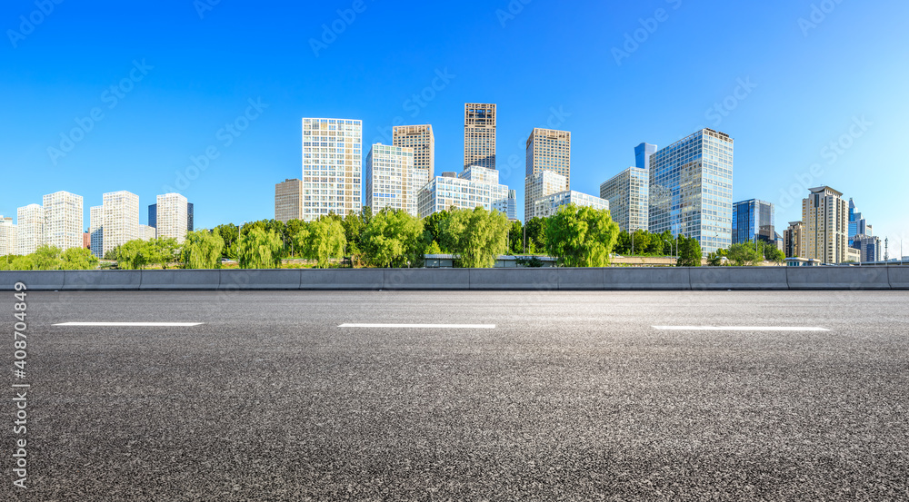 中国北京的沥青道路和现代城市商业建筑。