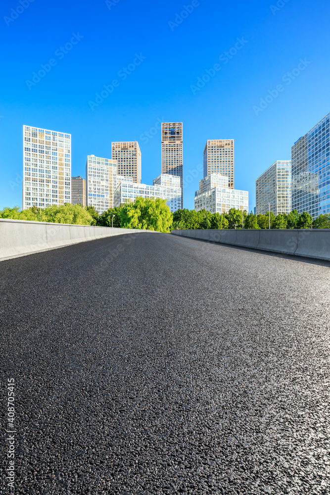 中国北京的沥青道路和现代城市商业建筑。