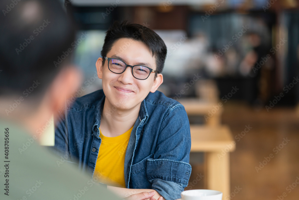 聪明迷人积极的亚洲商业男性戴眼镜工作远程新常态生活方式之手