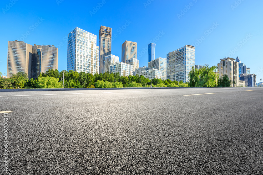 中国北京的沥青道路和现代城市商业建筑。