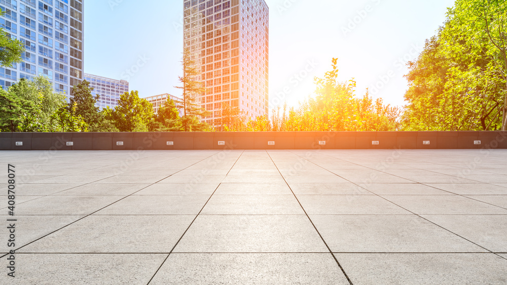 中国北京的空置广场层和现代城市商业建筑。