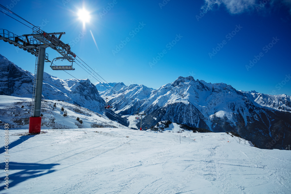 在弗雷的雪峰上，Pralognan la Vanoise山脉的滑雪缆车、山峰和干净的空旷小径