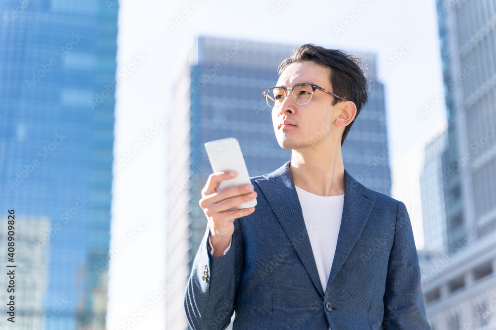 オフィス街に立つビジネスマン